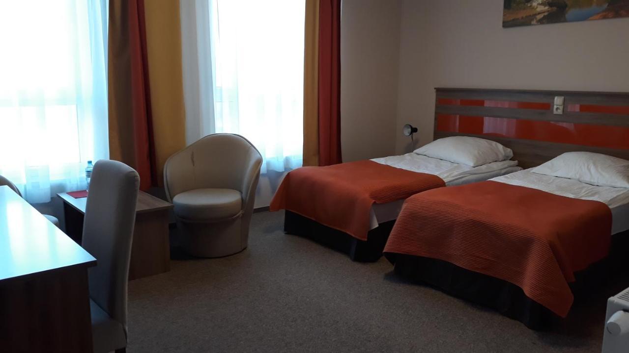 Hotel - Restauracja "Sloneczna" Jarocin Buitenkant foto